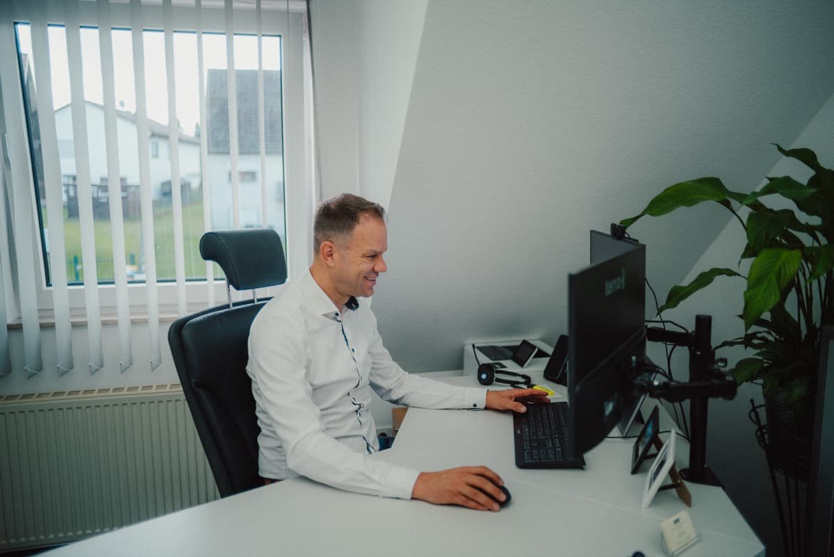 Steuerberater Dennis Stock bei der Finanzbuchhaltung