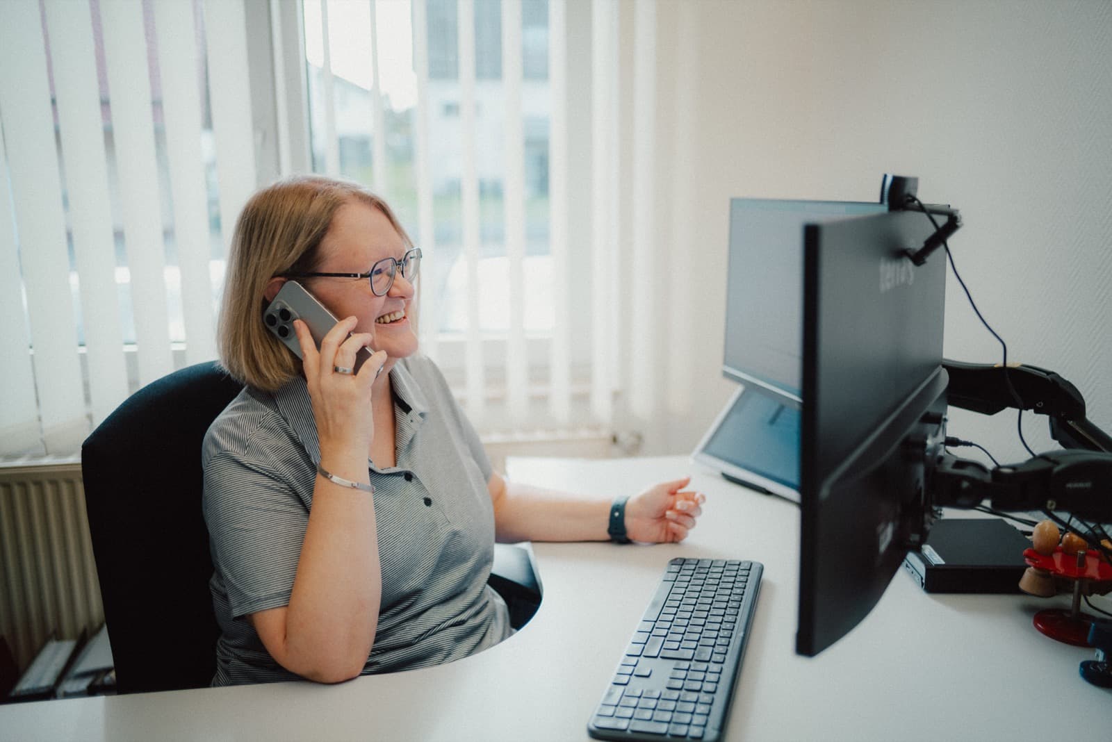 Steuerberaterin Silke Schul bei der telefonischen Beratung